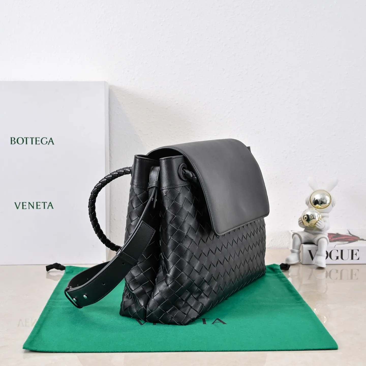 Batch 2460 #BV new men's Andiamo can be carried hand-held, on the shoulder or cross-body. It is a fashionable and versatile men's bag. The combination of lntrecciato woven iconic elements and smooth leather creates a unique cool style😎 The subtle luster and natural texture of the calfskin are high-end and fashionable. The flip-top design Knot shoulder straps and tough full leather shoulder straps are more private and can be used in more ways. No matter the size, it can accommodate a laptop, and it can be easily handled for daily commuting, business trips or travel. Model: 7715 Size: 37x26x13